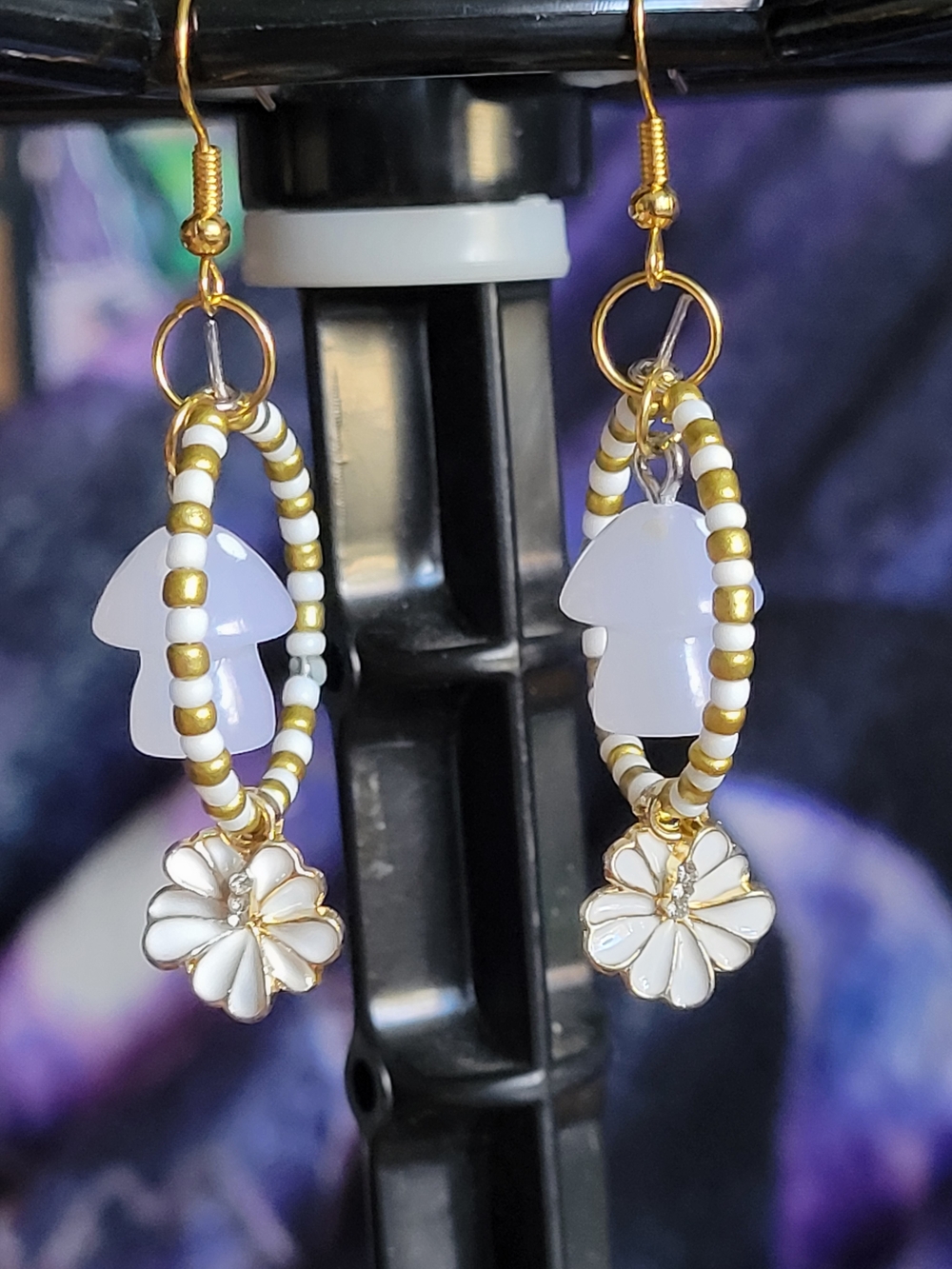 🍁NEW🍁Hand Crafted White and Gold Beaded Floral Drop Earrings - Women Jewelry